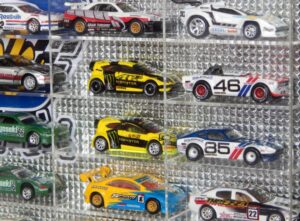 ミニカーの飾り方&収納アイデアを紹介!おしゃれに魅せるディスプレイ術と注意点まとめ