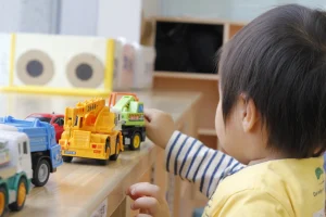 トミカは何歳まで遊べる？年齢別の楽しみ方と卒業後の活用法
